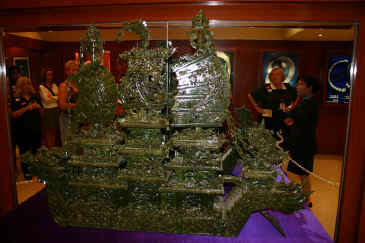 HKJadeboat.JPG (149834 bytes)