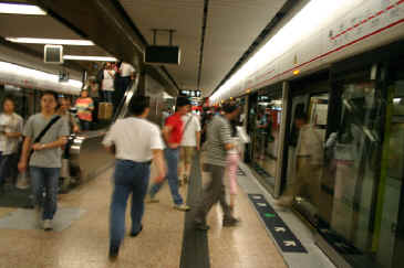 HKtrain2.JPG (114008 bytes)