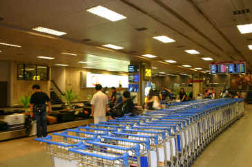 SIchangiairport.JPG (154085 bytes)