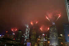 HKcloudyfireworks2.JPG (89291 bytes)
