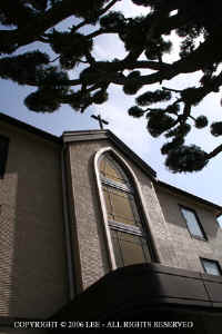 Kyoto_church.JPG (67703 bytes)